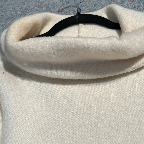 Anthro Akemi&Kim Cream Ladies Cowl Neck Sweater size Large - Picture 9 of 10